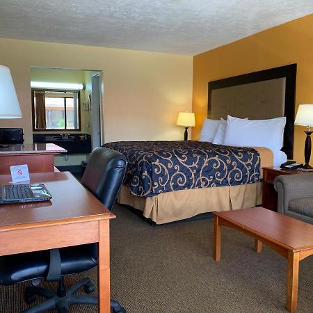 Americas Best Value Inn Forest Exteriér fotografie