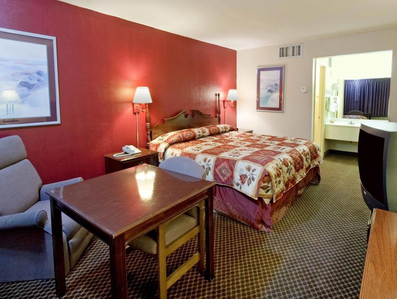 Americas Best Value Inn Forest Exteriér fotografie