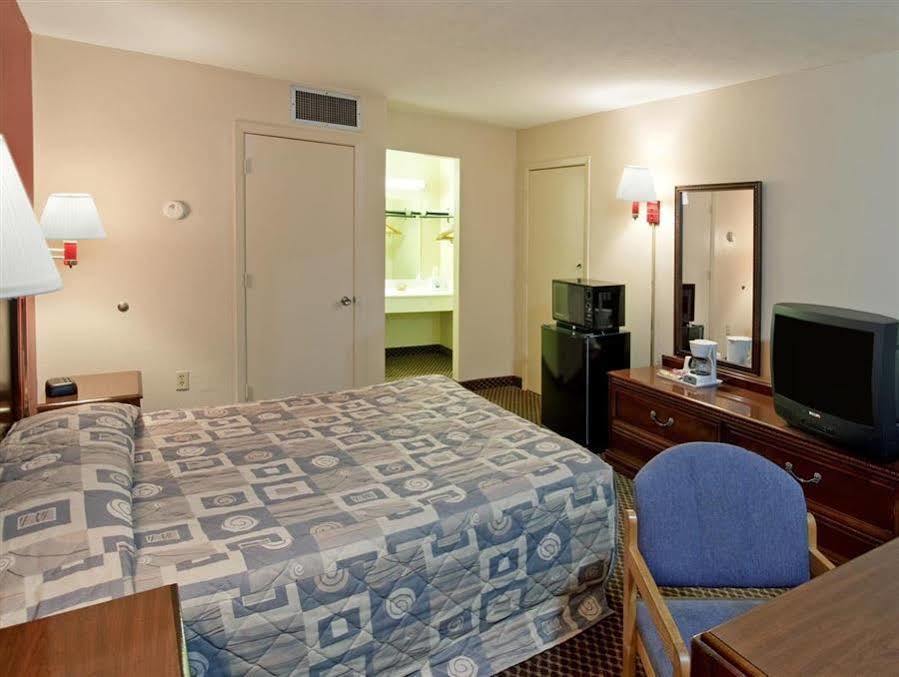 Americas Best Value Inn Forest Exteriér fotografie